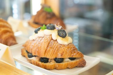 Taze tereyağlı kruvasanla kahvaltı.