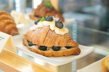 Taze tereyağlı kruvasanla kahvaltı.