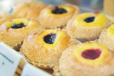 Sabah kahvaltısı için pastacı dükkanında etli ekmek ve kahve.