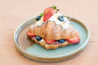 Taze tereyağlı kruvasanla kahvaltı.