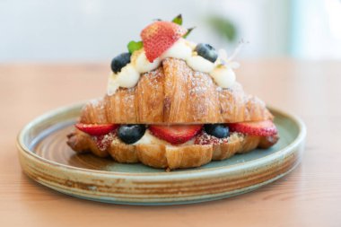 Taze tereyağlı kruvasanla kahvaltı.