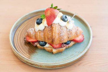 Taze tereyağlı kruvasanla kahvaltı.