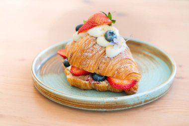 Taze tereyağlı kruvasanla kahvaltı.