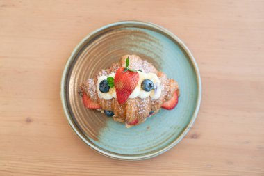 Taze tereyağlı kruvasanla kahvaltı.