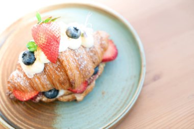 Taze tereyağlı kruvasanla kahvaltı.