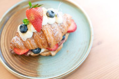 Taze tereyağlı kruvasanla kahvaltı.
