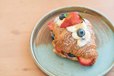 Taze tereyağlı kruvasanla kahvaltı.