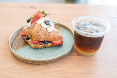 Taze tereyağlı kruvasanla kahvaltı.