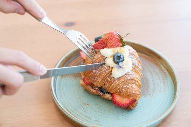 Taze tereyağlı kruvasanla kahvaltı.
