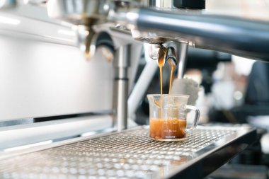 profesyonel kahve makinesi ile kafede kahve hazırlama