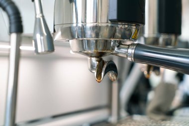 profesyonel kahve makinesi ile kafede kahve hazırlama