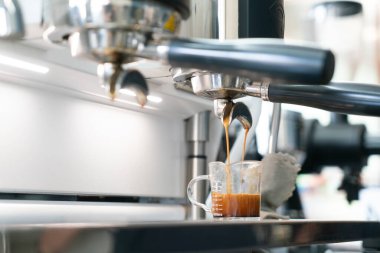 profesyonel kahve makinesi ile kafede kahve hazırlama