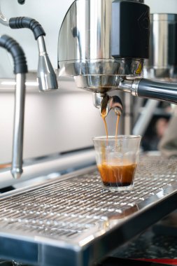 Profesyonel espresso kahve makinesi bir restoranda