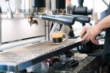 Profesyonel espresso kahve makinesi bir restoranda