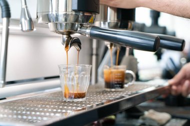 Profesyonel espresso kahve makinesi bir restoranda