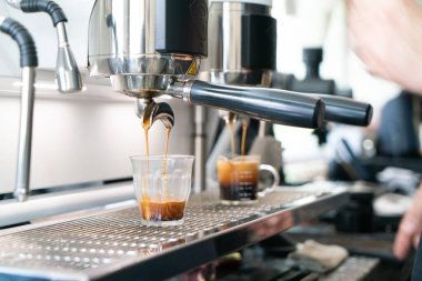 Profesyonel espresso kahve makinesi bir restoranda