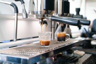 Profesyonel espresso kahve makinesi bir restoranda