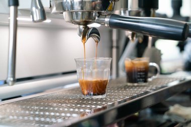 Profesyonel espresso kahve makinesi bir restoranda