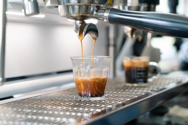 Profesyonel espresso kahve makinesi bir restoranda
