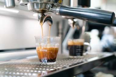 Profesyonel espresso kahve makinesi bir restoranda