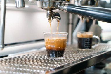 Profesyonel espresso kahve makinesi bir restoranda