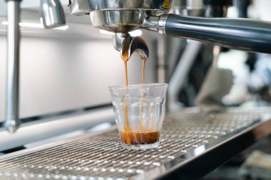 Profesyonel espresso kahve makinesi bir restoranda