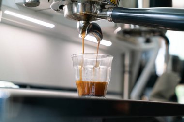 Profesyonel espresso kahve makinesi bir restoranda