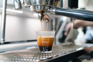 Profesyonel espresso kahve makinesi bir restoranda