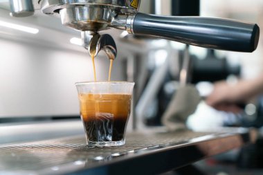 Profesyonel espresso kahve makinesi bir restoranda