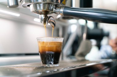 Profesyonel espresso kahve makinesi bir restoranda