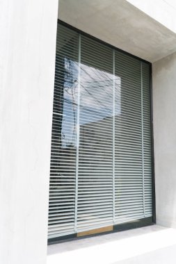 Kahve dükkanlarının modern cam penceresi