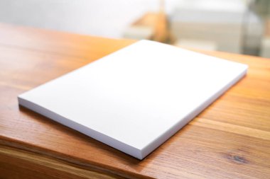 Boş katalog, dergiler, kitap, ahşap arka plan. Tasarım için hazırlan.