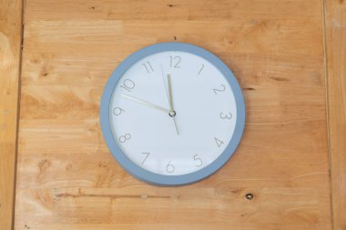 Tahta duvarın ortasına yerleştirilmiş saat