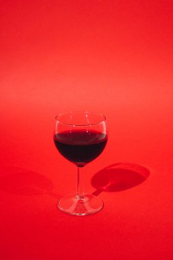 Kırmızı arka plan ile kırmızı şarap cam