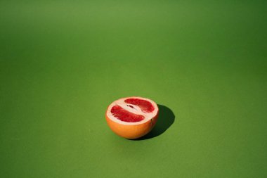 Yeşil arka planda sulu greyfurt. Yaz zamanı konsepti.