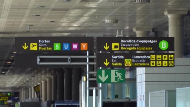 Σημάδι Αποσκευών Και Μετανάστευσης Στο Διεθνές Αεροδρόμιο — Αρχείο Βίντεο