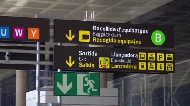 Segno Reclamo Bagagli Immigrazione All Aeroporto Internazionale — Video Stock