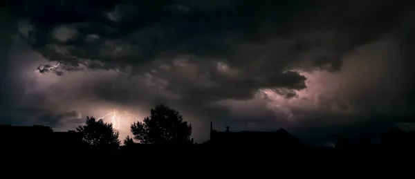 Nächtliches Stadtbild Bei Gewitter Mit Blitz Bewölkten Himmel — Stockfoto