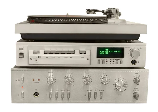 复古音响设备架 由可转位的乙烯唱机 固定盒式磁带录音机和音频功率放大器组成 因白人背景而被隔离 — 图库照片