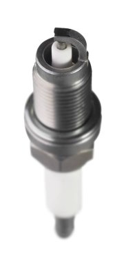 Arabanın içten yanmalı motoru için buji. Beyaz bir arkaplanda izole edilmiş 