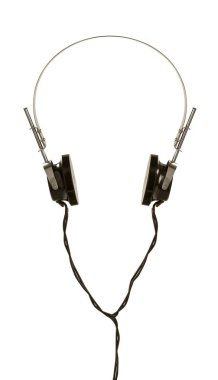 Metal yay üzerinde siyah kablolar olan eski moda siyah kulaklıklar. Beyaz arkaplanda izole 