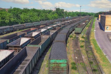Rayların üzerinde yük vagonları olan eski bir tren istasyonu. Yukarıdan görüntüle 