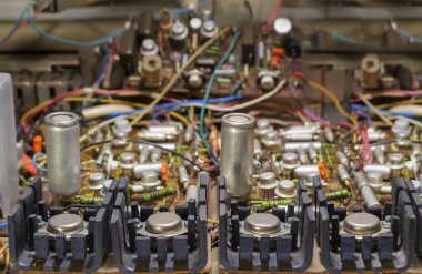 İçinde radyo elektronik parçaları olan eski bir elektronik cihaz alıcısı. 
