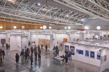 TÜRİN, İTALYA - Kasım 03, 2022: Sanatçı 2022, Çağdaş Sanat Fuarı versiyonu insanları ve sanat koleksiyoncuları 