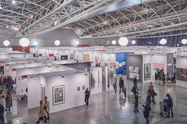 TÜRİN, İTALYA - Kasım 03, 2022: Sanatçı 2022, Çağdaş Sanat Fuarı versiyonu insanları ve sanat koleksiyoncuları 