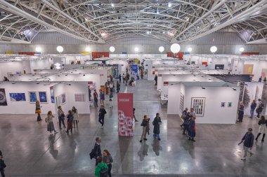 TÜRİN, İTALYA - Kasım 03, 2022: Sanatçı 2022, Çağdaş Sanat Fuarı versiyonu insanları ve sanat koleksiyoncuları 