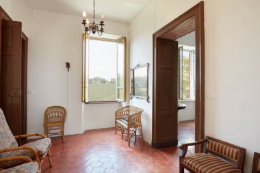 Eski kır evindeki apartman girişinde.