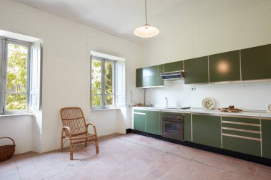 Eski kır evindeki apartmanın içindeki eski mutfak.