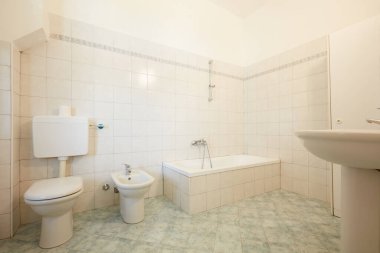 Eski kır evindeki apartmanın içinde basit bir banyo.