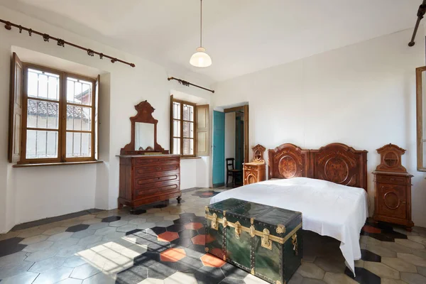 Dormitorio Interior Del Apartamento Antigua Casa Campo Día Soleado —  Fotos de Stock